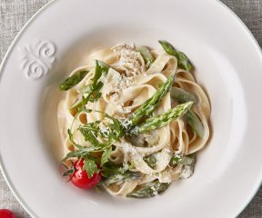 Tagliatelle s chřestem a omáčkou 4 formaggi