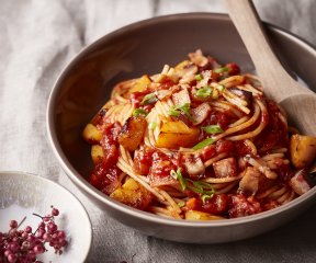 Špagety s omáčkou Napoletana, pečenou dýní a slaninou