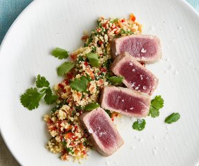 Couscous s tomatovou salsou a tuňákem