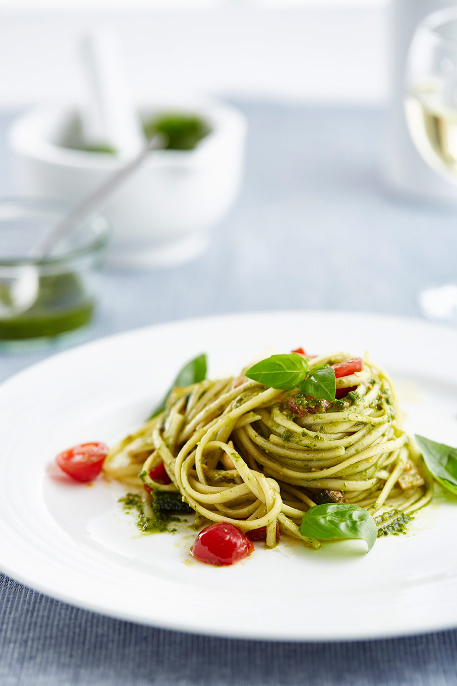 Linguine s cuketou, pestem a cherry rajčátky